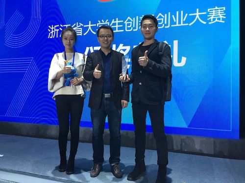 与指导教师耿明峰合影留念