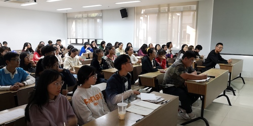 认真听讲的同学们