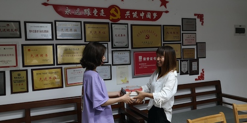 动画151班武佳丽将图书赠予动画163班王冰瑜