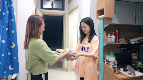 动画151班武佳丽将图书赠予文管161班金晶