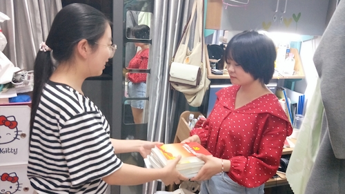 动画151班苑素红将图书赠予文管161班李艳霄