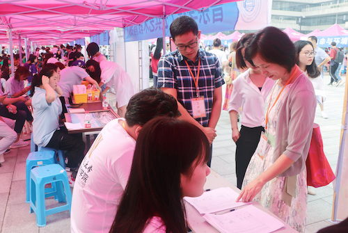 班主任陪同新生接待