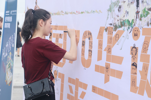 新生参与自画像活动