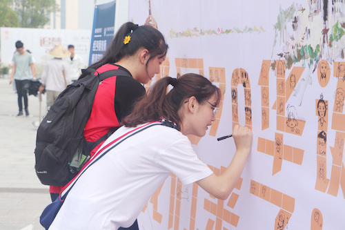 新生参与自画像活动2