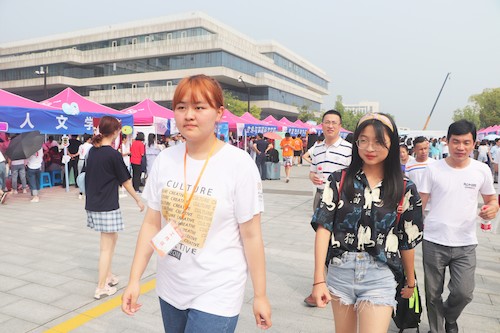 新生学长接待报到的新生