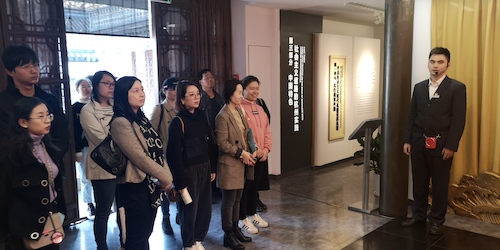 博彩平台
师生党员聆听馆内讲解员介绍