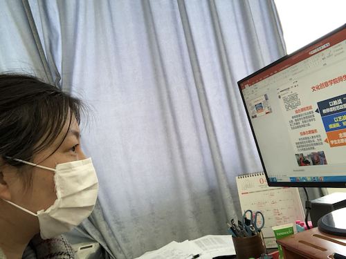 周微微  疫情夏口罩上的专注